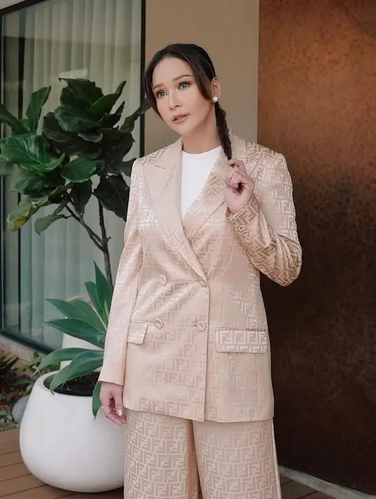 Banyak netizen yang dibuat pangling dengan penampilan ibu 3 anak ini.  [@dean_818/maiaestiantyreal]