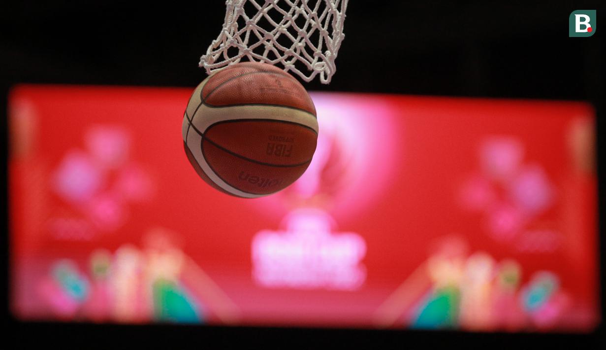 Bola masuk ke dalam ring basket laga final FIBA Asia Cup 2022 antara Timnas Basket Lebanon melawan Timnas Basket Australia di Istora Senayan, Jakarta, Minggur (24/07/2022). (Bola.com/Bagaskara Lazuardi)
