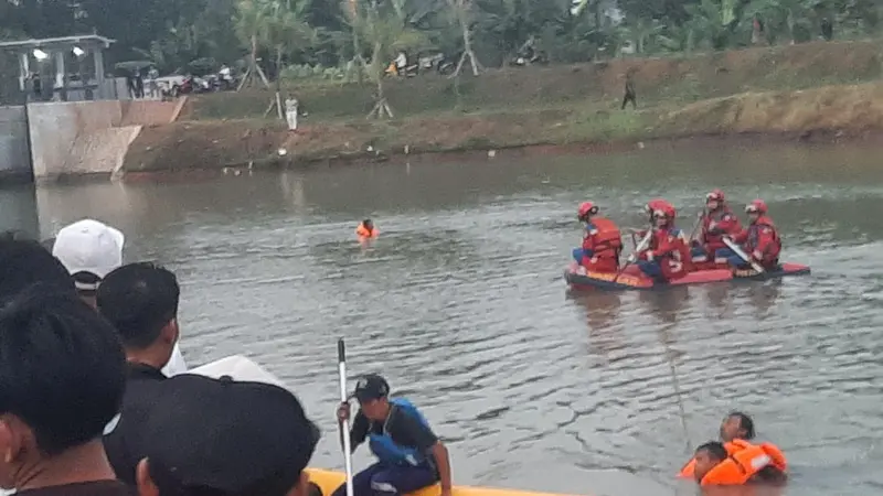 Sebuah musibah terjadi di Waduk Brigif, Jagakarsa, Jakarta Selatan, Selasa (29/8). Seorang siswa tenggelam dan sulit ditemukan, hingga upaya penyelamatan terus diupayakan (Istimewa)