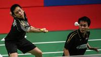 Ganda putra Indonesia, Mohammad Ahsan/Hendra Setiawan berpeluang mempertahankan gelar Singapura Terbuka setelah lolos ke final. (AFP/Bay Ismoyo)