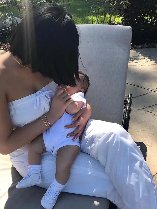 "Stormi seperti kembaranku. Namun sekarang ia lebih mirip ayahnya," ujar Kylie. (instagram/kyliejenner)