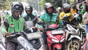 Pengemudi ojek online atau daring saat menunggu calon penumpang di Jakarta, Kamis (3/7/2025). (Liputan6.com/Angga Yuniar)