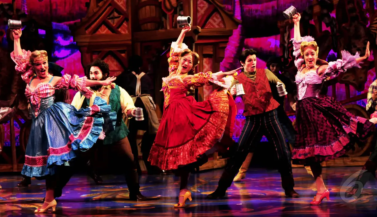 Drama musikal bertajuk ‘Beauty and The Beast The Original Broadway Musical Spectaculer’, Ciputra Artpreneur, Jakarta (26/5/2015). Tampak para pemain sedang melakukan tarian dengan kompak. (Liputan6.com/Faisal R Syam)