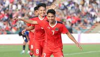 Selebrasi gelandang Timnas Indonesia U-22, Marselino Ferdinan bersama Witan Sulaeman setelah mencetak gol ke gawang Filipina pada laga pertama SEA Games 2023 di Olympic Stadium, Phnom Penh, Kamboja, Sabtu (29/4/2023). (Bola.com/Abdul Aziz)