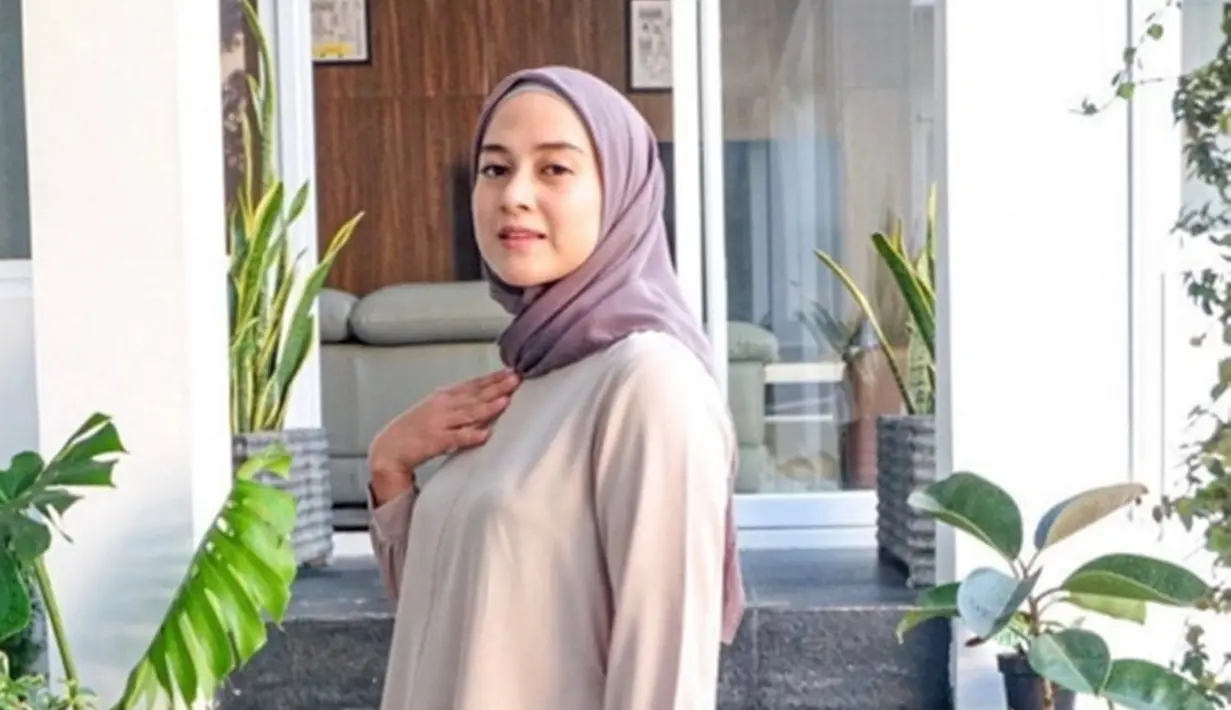Ratu FTV Nina Zatulini semakin menawan dengan berhijab. Penampilan berhijabnya yang kece selalu terlihat dari sosok Nina Zatulini. Nina sangat pintar padu padankan outfit dengan hijab yang dikenakannya. (Liputan6.com/IG/ninazatulini22)