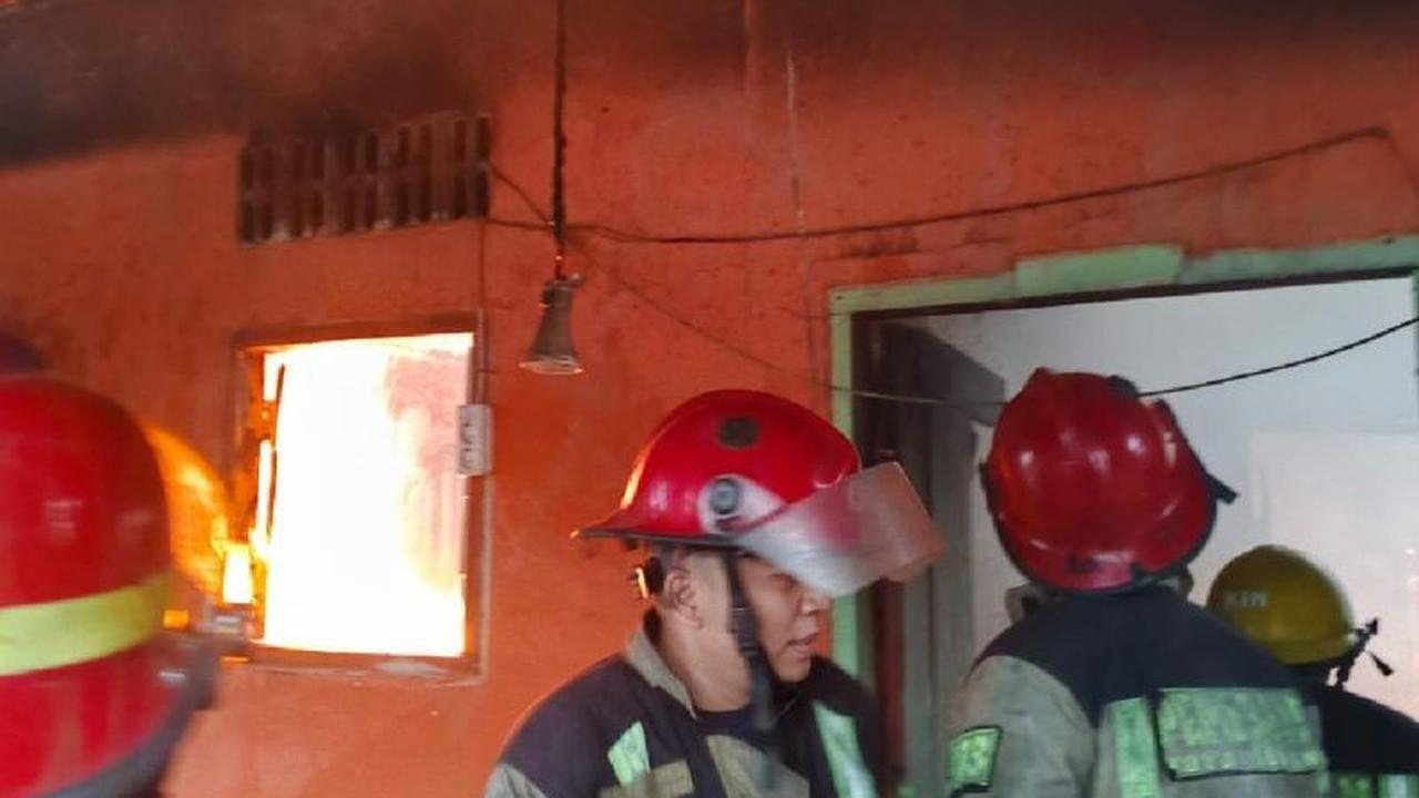 Fakta Cepat: Disdamkarmat Medan Kerahkan Empat Armada Padamkan Tiga Rumah Terbakar di Medan Deli, Tak Ada Korban Jiwa