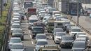 Sejumlah kendaraan roda empat terjebak macet di ruas Tol Dalam Kota, Jakarta, Senin (5/7/2021). Macet tersebut disebabkan karena adanya penutupan sejumlah pintu keluar tol dalam kota dalam masa PPKM Darurat. (Liputan6.com/Faizal Fanani)