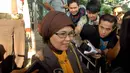 Winantu yang mengenakan blazer abu-abu itu mengaku datang membawa sejumlah dokumen terkait Sutan Bhatoegana, diantaranya slip gaji, Jakarta, Selasa (15/7/14). (Liputan6.com/Miftahul Hayat)