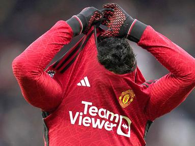 Pemain Manchester United, Casemiro, melepas jersey setelah laga melawan Fulham pada pekan ke-26 Premier League 2023/2024 di Stadion Old Trafford, Sabtu (24/2/2024). MU takluk 1-2. (AP Photo/Dave Thompson)