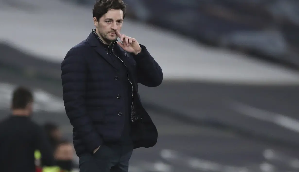 Pelatih sementara Tottenham Hotspur, Ryan Mason menyaksikan pemainnya bertanding melawan Sheffield United pada pertandingan Liga Inggris di Stadion Tottenham Hotspur, London, Senin (3/5/2021). Tottenham menang telak atas Sheffield United 4-0. (Nick Potts/Pool via AP)