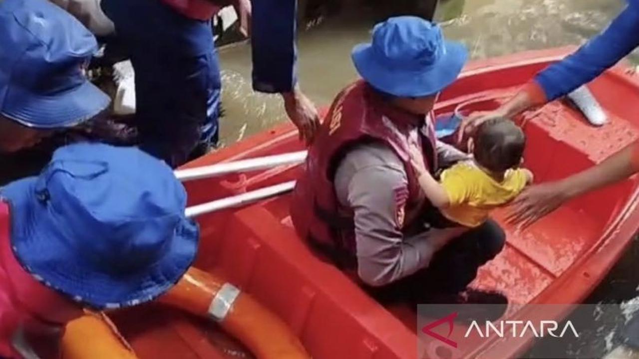 Polda Metro Jaya Sigap Tangani Banjir Kebon Pala Jaktim, Evakuasi Warga Terdampak