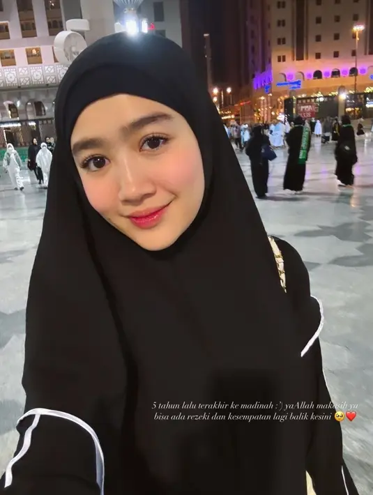 Dikenal menampakkan rambut pendeknya, Febby Rastanty mengenakan hijab sukses mencuri perhatian. (Liputan6.com/IG/febbyrastanty)