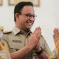 Gubernur DKI Jakarta Anies Baswedan bersalaman dengan pegawai Pemprov saat menggelar halal bihalal di Balaikota, Jakarta, Senin (10/6/2019). Pemerintah Provinsi DKI Jakarta menggelar Halal Bihalal pada hari pertama PNS masuk kerja setelah libur Lebaran 2019. (Liputan6.com/Faizal Fanani)