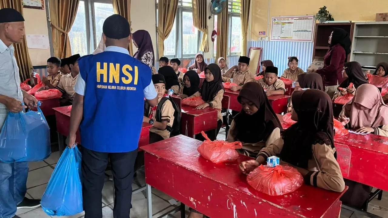 DPP HNSI bersama Dewan Pimpinan Daerah (DPD) dan Dewan Pimpinan Cabang (DPC) HNSI di seluruh Indonesia menggelar MBG secara serentak dengan tema “Makan Bergizi Gratis HNSI Bersama Anak Nelayan”, Kamis (12/12) (Istimewa)