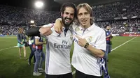 Pemain Real Madrid, Isco dan Luka Modric, saat merayakan gelar juara La Liga Spanyol usai menaklukkan Malaga di Stadion La Rosaleda, Malaga, Minggu (21/5/2017). Malaga kalah 0-2 dari Madrid. (EPA/Daniel Perez)