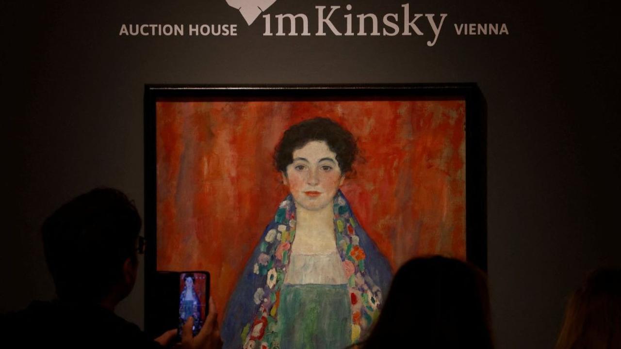 Lukisan karya Gustav Klimt yang berjudul 'Bildnis Fraeulein Lieser' atau 'Potret Nona Lieser' saat ditampilkan di rumah lelang Kinsky di Wina, Austria. Lukisan fenomenal yang telah lama menghilang, di mana terakhir terlihat di depan umum pada 1925, terjua