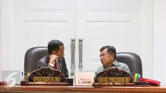 Presiden Joko Widodo bersama Wakil Presiden Jusuf Kalla saat rapat terbatas di Istana, Jakarta, Rabu (29/3). Rapat tersebut membahas akselerasi peningkatan peringkat Ease of Doing Business (EODB). (Liputan6.com/Angga Yuniar)