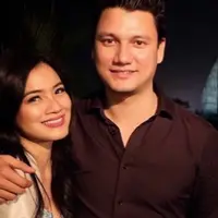 Rona bahagia tengah menyelimuti pasangan Titi Kamal dan Christian Sugiono. Beberapa jam yang lalu keduanya baru saja dikaruniai anak ke-2. (Instagram/csugiono)