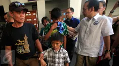 Ayah Mary Jane, Caesar Veloso (kiri) memegang putra Mary Jane, Mark Darren saat berkunjung ke LP Kelas IIA Wirogunan Yogyakarta, Selasa (12/1/2016). Kunjungan keluarga untuk memperingati HUT ke-31 Mary Jane pada 10 Januari lalu. (Foto:Boy Harjanto)