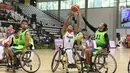 Pebasket difable Indonesia, Danu Kuswantoro (tengah) berebut bola dengan Fazlan Ismail (Malaysia) pada Indonesia Para Games Invitational Tournament 2018 di Hall A Senayan, Jakarta, Minggu (1/7). Indonesia unggul 54-53. (Liputan6.com/Helmi Fithriansyah)