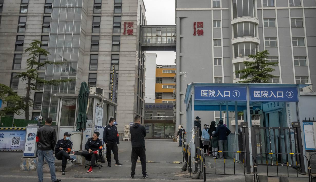 Jumlah korban tewas akibat kebakaran di sebuah rumah sakit di Beijing meningkat menjadi 29 orang, termasuk 26 pasien, pihak berwenang mengatakan pada hari Rabu, dan selusin orang telah ditahan termasuk kepala rumah sakit dan wakilnya. (AP Photo/Mark Schiefelbein)