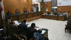 Sidang permohonan praperadilan terhadap Komisi Pemberantasan Korupsi (KPK) yang diajukan Komisaris Jenderal Pol Budi Gunawan hari ini ditunda sampai Selasa besok.