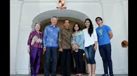 Lampu kamera tak henti berkedip menyorot sosok kurus berbatik tersebut. Jokowi pun tak henti menebar pesonanya.