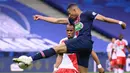 Striker Paris Saint-Germain, Kylian Mbappe (depan) menguasai bola dibayangi bek AS Monaco, Djibril Sidibe dalam laga final Coupe de France 2020/2021 di Stade de France, Paris, Rabu (19/5/2021). PSG menang 2-0 dan menjadi juara. (AFP/Franck Fife)
