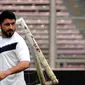 Mantan gelandang AC Milan, Gennaro Gattuso terlihat mempersiapkan peralatan latihan di Stadion GBK Jakarta, (6/6/2014). (Liputan6.com/Helmi Fithriansyah)