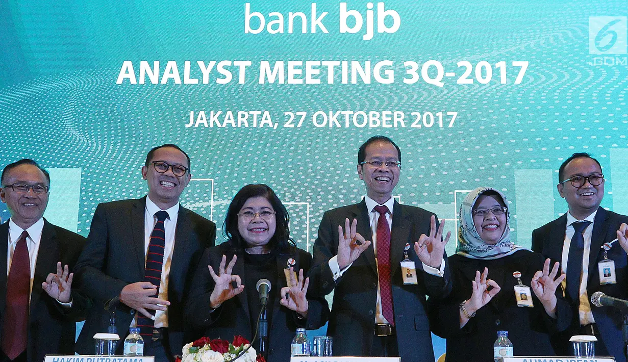 Dirut Bank BJB, Ahmad Irfan (ketiga kanan) dan jajaran direksi memberi salam ketika analyst meeting 3Q 2017 di Jakarta, Jumat (27/10). Bank BJB berhasil membukukan aset senilai Rp 114,2 triliun atau tumbuh 12,5 persen year on year (yoy). (Liputan6.com)