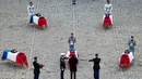 Presiden Prancis Emmanuel Macron (tengah) secara anumerta memberikan penghargaan Legiun Kehormatan kepada salah satu dari 13 tentara Prancis yang tewas dalam kecelakaan helikopter di Mali, Paris, Senin (2/12/2019). (Eliot Blondet/Pool via AP)