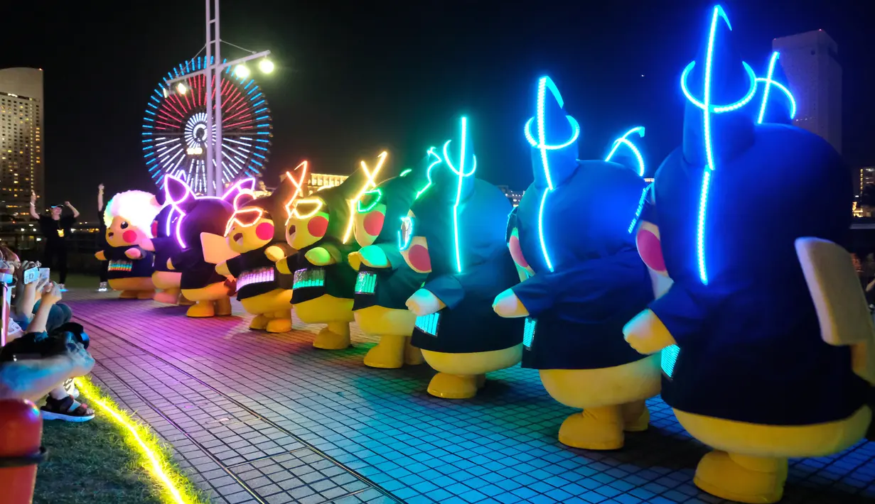 Para peserta dengan pakaian Pikachu, karakter ikonik serial animasi Pokemon, berpartisipasi dalam parade tahunan Pikachu di Yokohama, Jepang, 8 Agustus 2019. Nantinya akan ada lebih dari 2.000 Pikachu menari bersama untuk memeriahkan acara dan menghibur para pengunjung. (Kazuhiro NOGI/AFP)