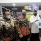 Direktur Bank Mantap Iwan Soeroto, Direktur Taspen Mohammad Jufri dan Menpan RB Tjahjo Kumolo secara simbolis layanan klim otomatis manfaat tabungan hari tua dan pensiun kepada Ateng Rohana (kanan) yang bersamaan dengan acara peresmian Mal Pelayanan Publik (MPP) Kabupaten Purwakarta.