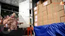 Ketua KPU Husni Kamil Manik mengecek langsung tumpukan surat suara Pemilu 2014 yang akan segera dikirim ke PPLN (Liputan6.com/Helmi Fithriansyah) 
