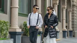 Pose candid sambil berjalan dengan saling melihat, pasangan ini terlihat manis. Sejak Nasya Marcella dilamar Asyer pada 1 Oktober lalu, kisah cinta keduanya tak lepas dari perhatian. Belum diketahui kapan Nasya dan Asyer melangsungkan pernikahan, namun tak sedikit netizen yang mendoakan kelancaran untuk pernikahan bintang sinetron Yang Masih di Bawah Umur ini. (Liputan6.com/IG/@nasyamarcella)