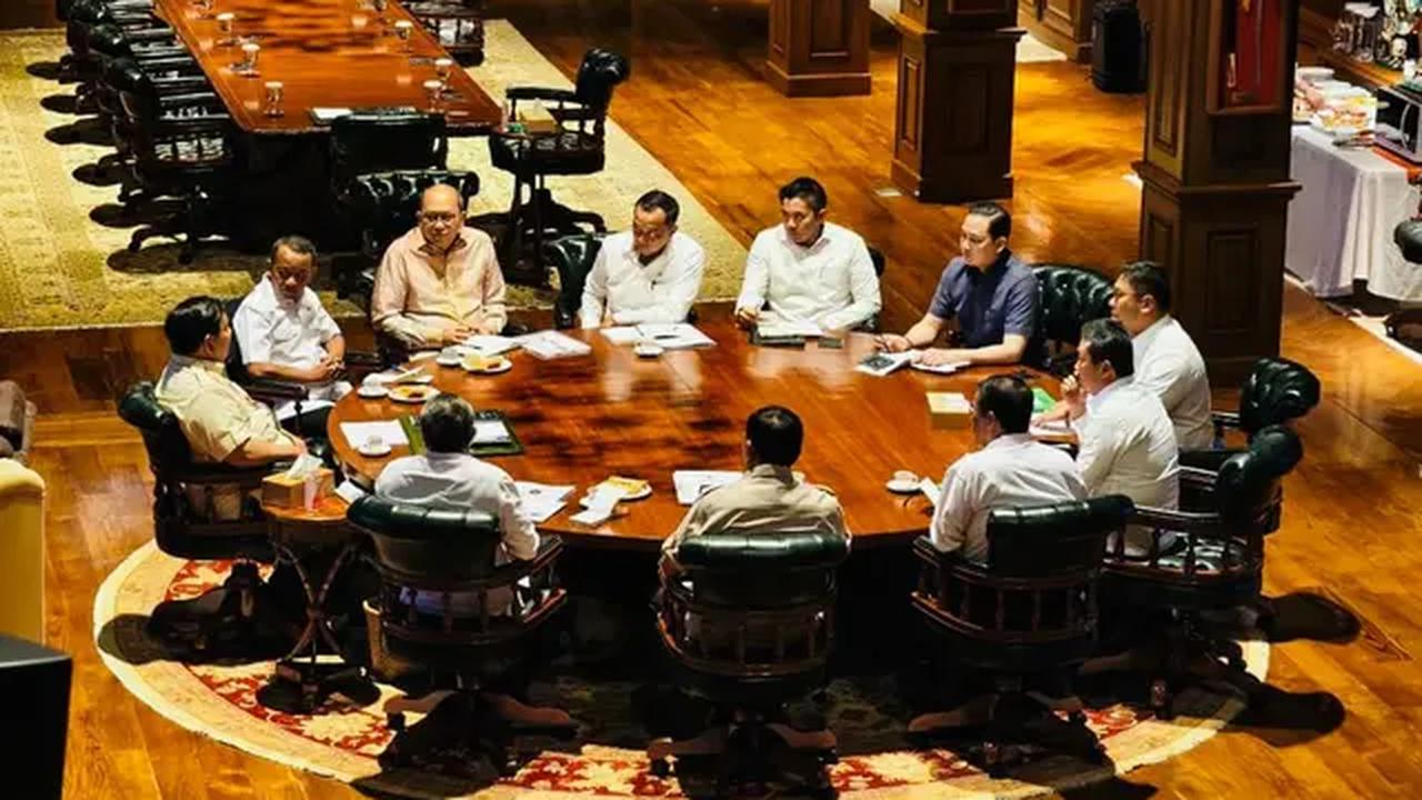 Presiden Prabowo Subianto mengadakan rapat secara maraton bersama sejumlah Menteri Kabinet Merah Putih di kediaman pribadinya, Hambalang, Kabupaten Bogor, Jawa Barat, Rabu (20/8/2025). (Foto: biro pers)
