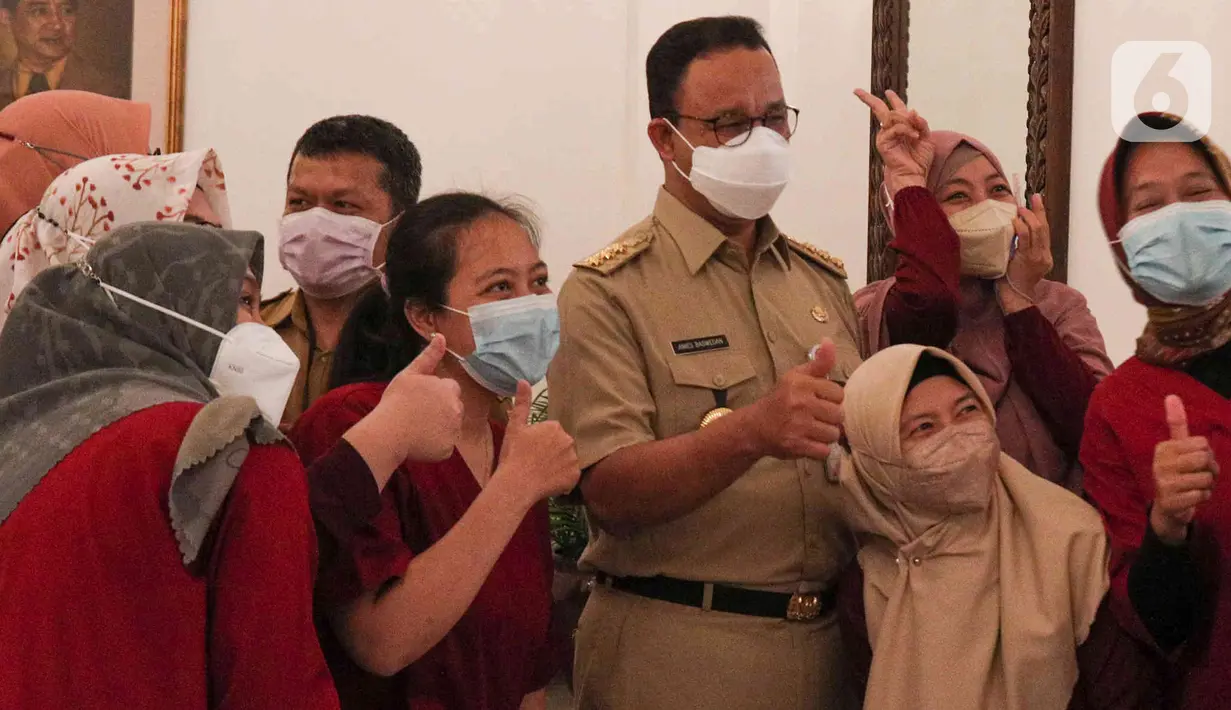 <p>Gubernur DKI Jakarta Anies Baswedan berswafoto dengan pegawai Pemprov DKI saat halal bihalal di Balai Kota DKI, Jakarta, Senin (9/5/2022). Anies Baswedan menggelar halal bihalal bersama para ASN Pemprov DKI Jakarta seusai libur Lebaran 2022. (Liputan6.com/Herman Zakharia)</p>