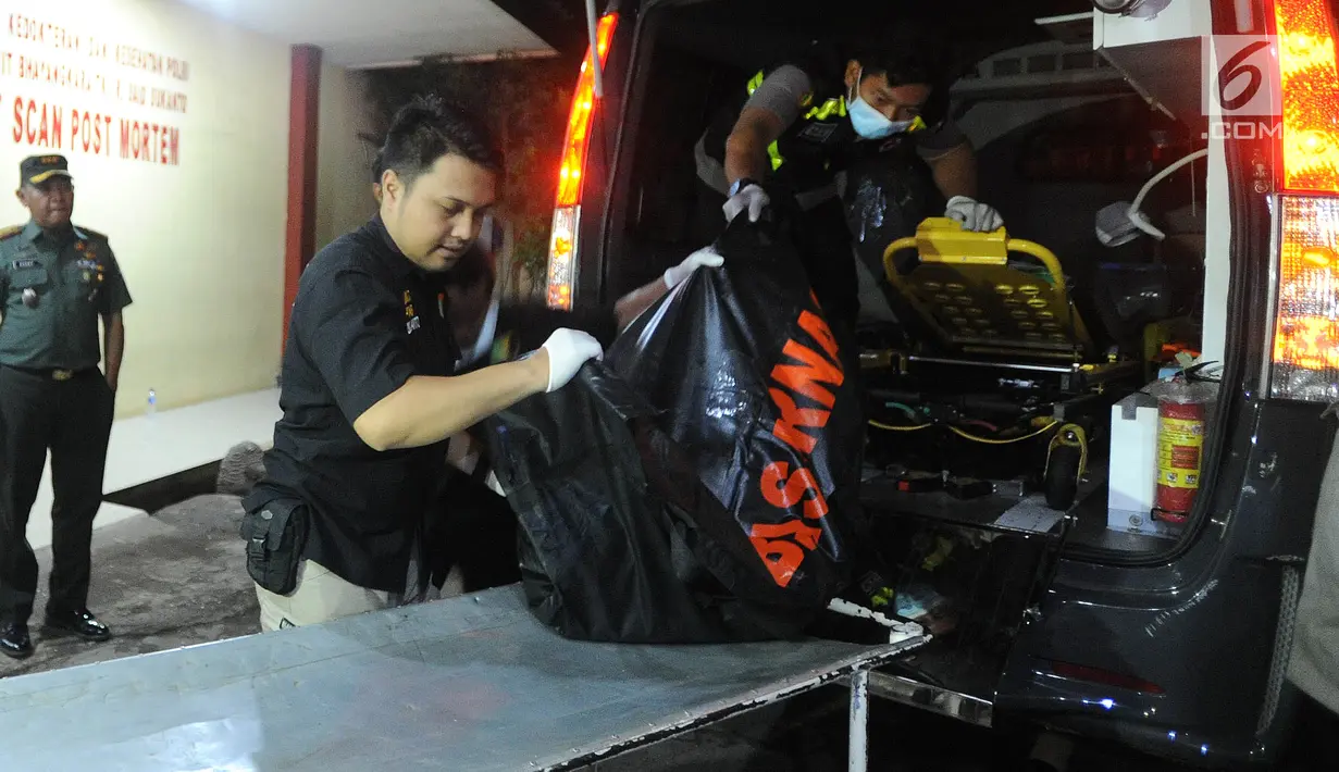 Petugas mengevakuasi kantong jenazah korban jatuhnya pesawat Lion Air JT 610 di RS Polri Kramat Jati, Jakarta Timur (29/10). RS Polri telah menyiapkan 66 dokter dan tenaga ahli untuk melakukan pemeriksaan dan identifikasi. (merdeka.com/Arie Basuki)