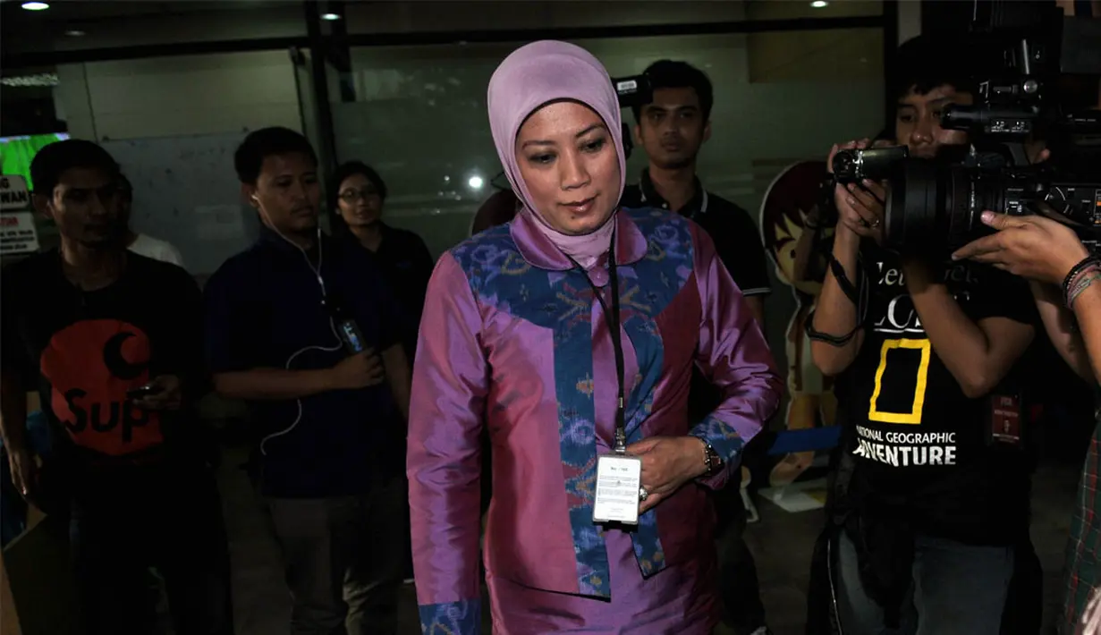 Istri Rachmat Yasin, Eli Halimah mendatangi KPK di Kuningan, Jakarta, Jumat (9/5/2014) (Liputan6.com/Johan Tallo)
