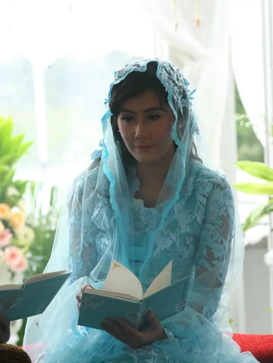 Setelah acara pengajian selesai, acara dilanjutkan dengan siraman. Prosesi tersebut masih dilaksanakan di lokasi yang sama dengan mengambil 7 air mancur di depan The Lodge. (Nurwahyunan/Bintang.com)