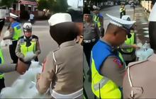 Dikira Razia, Momen Polisi Bagi-bagi Takjil di Jalan Ini Malah Sepi Pengendara yang Lewat