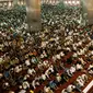 Suasana ratusan jemaah mendengarkan khutbah sebelum melaksanakan salat Jumat di Masjid Istiqlal, Jakarta, Jumat (2/6). Masjid Istiqlal selalu dipenuhi umat muslim pada salat Jumat ketika bulan suci Ramadan. (Liputan6.com/Gempur M Surya)