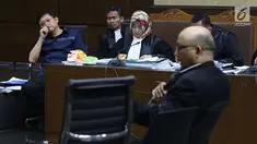 Terdakwa dugaan menghalangi proses penyidikan KPK terhadap Eddy Sindoro, Lucas (kiri) menyimak keterangan Novel Baswedan saat sidang lanjutan di Pengadilan Tipikor Jakarta, Kamis (10/1). Sidang mendengar keterangan saksi. (Liputan6.com/Helmi Fithriansyah)