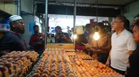 Menteri Perdagangan (Mendag) Zulkifli Hasan meninjau ketersediaan stok dan stabilitas harga barang kebutuhan pokok (bapok) di Pasar Sentral Hamadi, Jayapura, Papua, Selasa (2/5/2023). (Dok Biro Humas Kemendag)