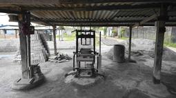 Mesin pembuat batu bata semen tak beroperasi selama pemadaman listrik di Hendala, Sri Lanka, 4 Maret 2022. Krisis keuangan negara memaksa anak-anak belajar menggunakan lampu minyak tanah, nelayan mengurangi penangkapan ikan dan industri membatasi produksi. (AP Photo/Eranga Jayawardena)