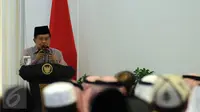 Wapres Jusuf Kalla membacakan pidato penutup musabaqoh hafalan Al Quran dan Hadits di Istana Wakil Presiden, Jakarta, Kamis (21/4/2016). 150 peserta dari 25 negara mengikuti acara yang digelar di Masjid Istiqlal. (Liputan6.com/Helmi Fithriansyah)