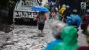 Kendaraan melintasi banjir di jalan Pd. Karya, Jakarta, Kamis (13/12). Hujan yang mengguyur Jakarta Sore tadi menyebabkan banjir setinggi 40cm  menggenangi kawasan Jalan Pd. Karya dan Jalan Bangka. (Liputan6.com/Faizal Fanani)