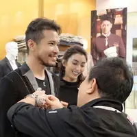 Tyas Mirasih menemani calon suaminya fitting baju penganting. (Instagram/tyasmirasih)