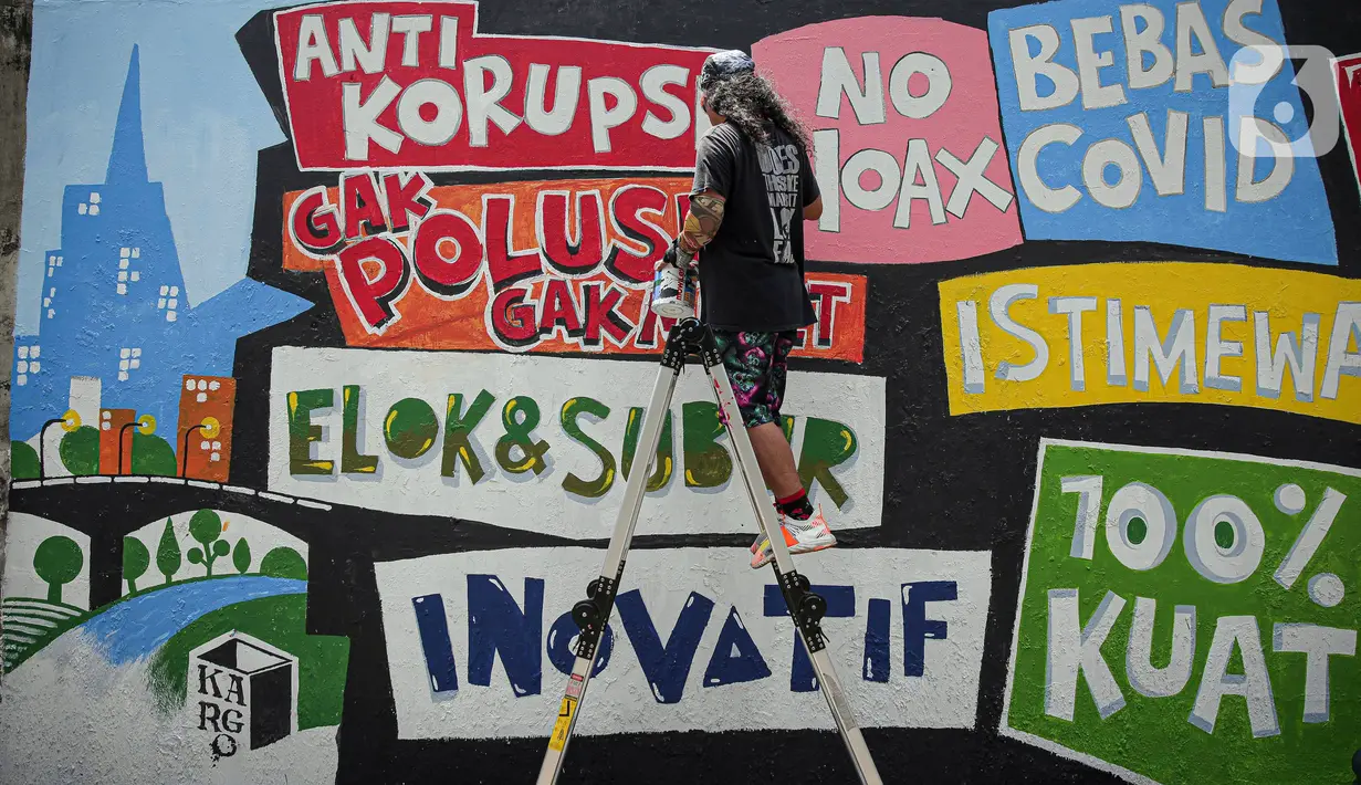 Pekerja seni membuat mural di kawasan Palmerah, Jakarta, Minggu (23/1/2022). Kegiatan yang bertajuk Repaint Indonesia ini dilakukan sebagai gerakan untuk mengajak kita Melukiskan Ulang Indonesia berdasarkan gagasan, perspektif, karya bahkan imajinasi masing-masing. (Liputan6.com/Faizal Fanani)
