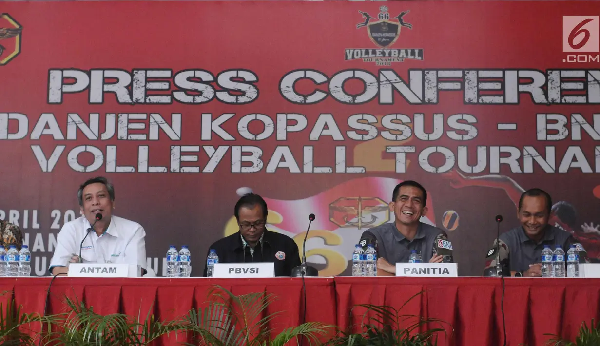 Ketua Binpres Pengprov PP PBVSI DKI, Budiawan (kedua kiri) bersama Dan Grup 3 Kopassus Kolonel Inf Safta Feryansah memberi keterangan terkait turnamen voli Danjen Kopassus-BNI Open 2018 di Jakarta, Kamis (29/3). (Liputan6.com/Helmi Fithriansyah)